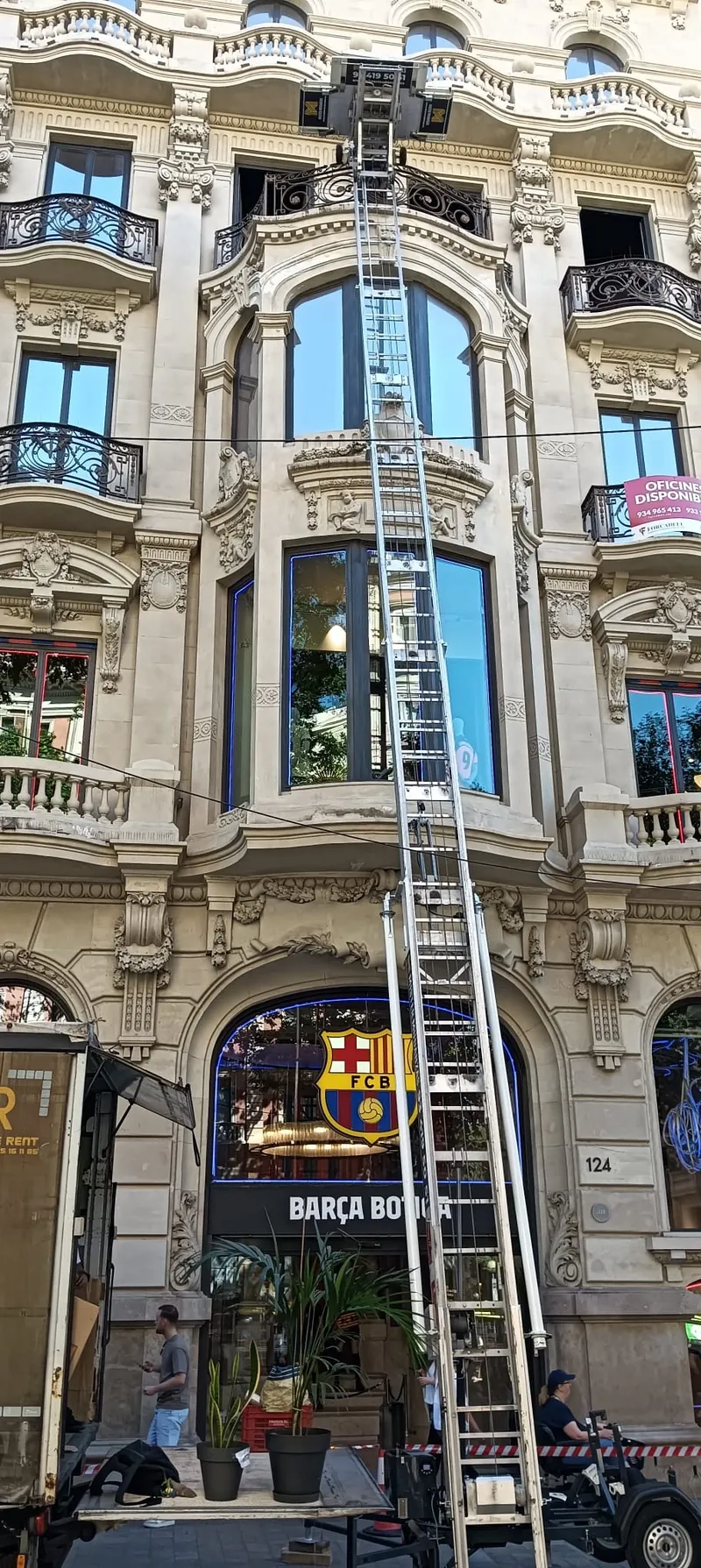 Plataforma elevadora trabajando en la fachada de una finca modernista de Barcelona
