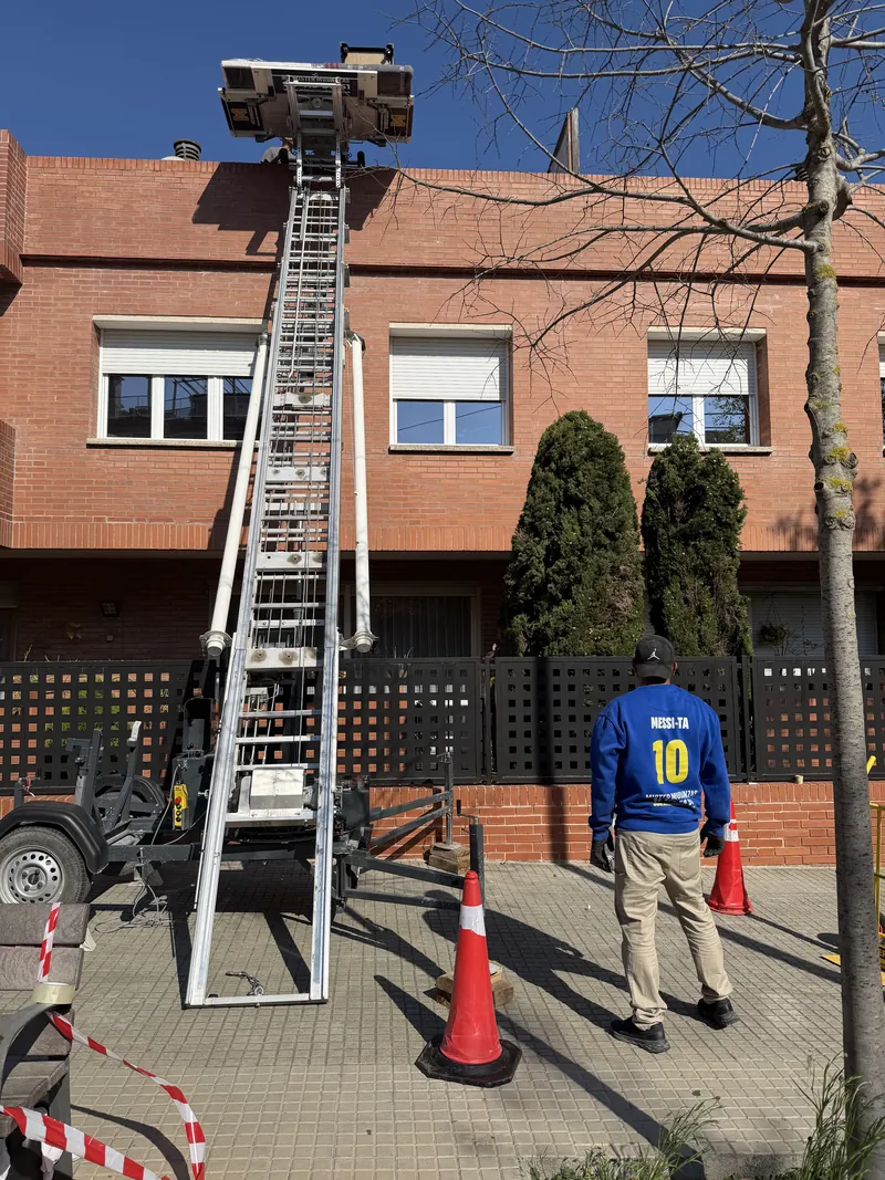 Operario manejando el elevador montamuebles desde la calle