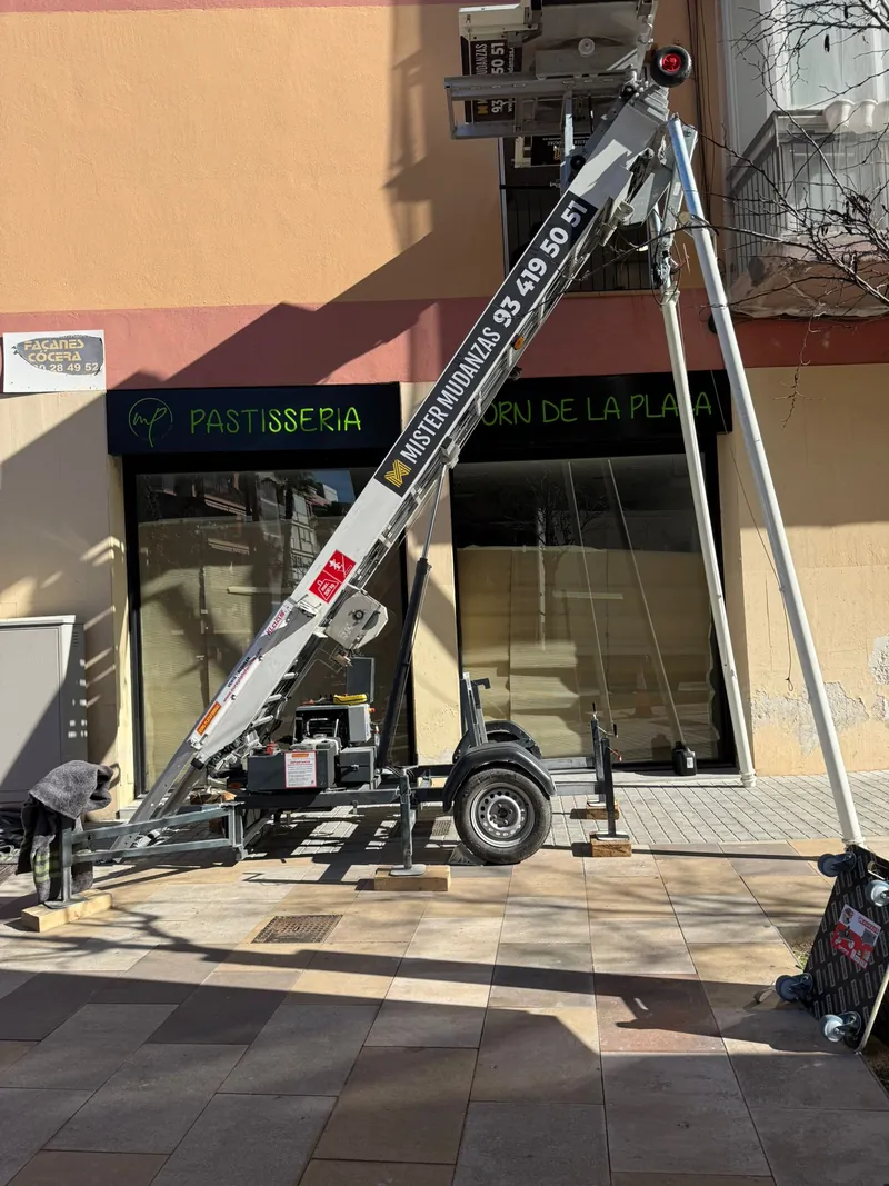 Plataforma elevadora montada en la acera frente a la fachada